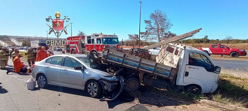 Colisão Entre Carro E Caminhão Deixa Duas Pessoas Feridas Na Br 020