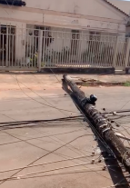 Após várias horas sem energia, 5 postes de energia caem na manhã de hoje em Formosa; veja o vídeo