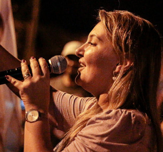 Carol Marques discursa para público. Foto: Assessoria de Comunicação