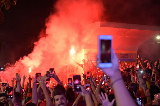 Eleitores comemoram a vitória do ex-presidente Lula em Recife (PE) — Foto: João Velozo/ LeiaJá Imagens/Estadão Conteúdo