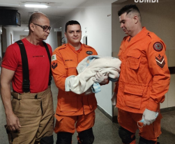 Recém-nascido é abandonado em porta de residência, e é salvo pelo Corpo de Bombeiros; veja vídeo