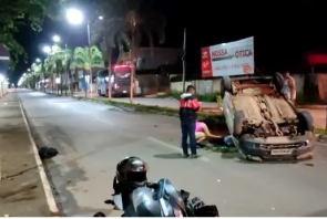 Condutor sofre fratura e escoriações, após colidir contra poste e capotar veículo no Setor Bosque em Formosa