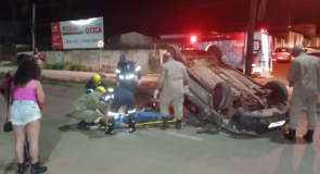 Condutor sofre fratura e escoriações, após colidir contra poste e capotar veículo no Setor Bosque em Formosa