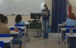 Sala de aula em escola de Goiânia, Goiás — Foto: Reprodução/TV Anhanguera