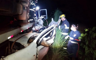 Bombeiros tentam resgatar vítimas de acidente em Itumbiara Goiás — Foto: Divulgação/Corpo de Bombeiros