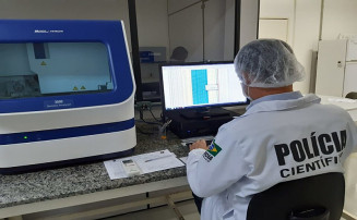 Além de analisar cenas de crimes, o perito criminal é responsável por análises laboratoriais, biológicas, químicas e de documentos, entre outras (Foto: SPTC)