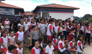 Em Mambaí, PM visita escola e dará bicicleta ao aluno que se destacar em comportamento e notas
