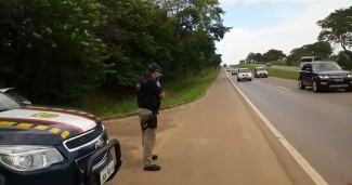 Policiais rodoviárias realizaram fiscalização na tarde de ontem na BR-050. (Imagem: PRF)