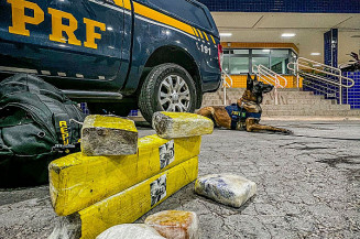 Primeira apreensão da noite de substâncias análogas a maconha, cocaína e crack. Foto: Reprodução/PRF