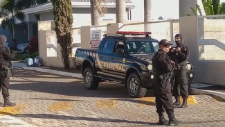 Polícia Federal faz buscas na casa de Bolsonaro, no Distrito Federal — Foto: Vladimir Netto/TV Globo