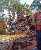 Colisão entre caminhões na BR-020 próximo a entrada de Formosa, deixa dois feridos; um deles em estado grave, veja vídeo
