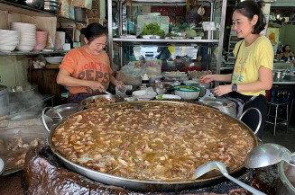 Panelão de sopa de carne nunca teve o fogo desligado em 47 anos de história (Foto: Divulgação)