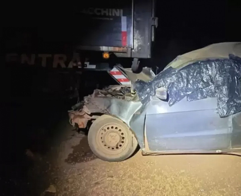 Dois carros entram debaixo de carreta na GO motorista morre três ficam feridos Portal