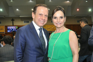 Procuradora posa ao lado de João Dória, ex-governador de São Paulo. Foto reprodução: MP/GO