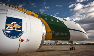 O modelo do avião Embraer 190 que faz parte do Grupo Especial de Transporte Especial da FAB (Foto: Johnson Barros / Força Aérea Brasileira)