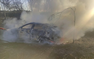 Acidente mata uma pessoa e deixa quatro da mesma família feridas após carro bater em barranco e pegar fogo — Foto: Divulgação/PRF