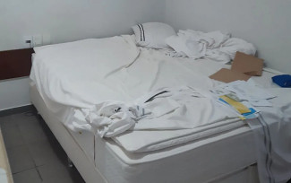 Cama em que idosa mantida em cárcere privado em hotel de Goiânia dormia - Goiás — Foto: Divulgação/PM