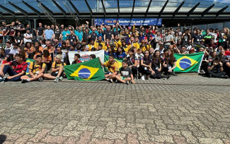 Alunos goianos durante competição de robótica na Alemanha — Foto: Divulgação/Maple Bear