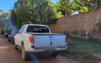 Caminhonete branca utilizada em invasão de propriedade rural em Alto Paraíso de Goiás — Foto: Reprodução/Polícia Civil