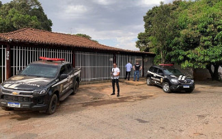 Policiais cumprem busca e apreensão em Formosa durante Operação Escritório do Crime (Foto: MP - Divulgação)