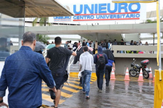 Estudantes chegam à faculdade Unieuro, em Brasília, para a realização da prova do Enade (Foto: Antônio Cruz/Agência Brasil)