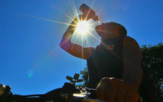 Ciclista se refresca no calor em Goiânia, Goiás — Foto: Fábio Lima/O Popular