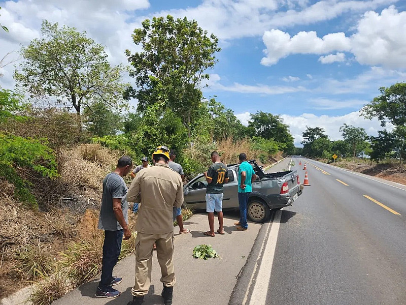 JPB2, Motorista perde controle do carro após ultrapassar carreta e capota  na BR-230