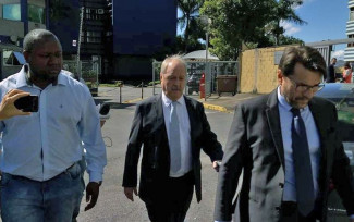 Presidente do Cruzeiro, Wagner Pires de Sá (centro), antes de prestar depoimento à Polícia Federal em Belo Horizonte em junho — Foto: Alex Araújo/G1