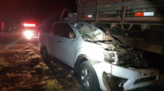 O veículo roubado bateu na lateral de um caminhão e ficou com a frente destruída (Foto: Divulgação/ PRF-DF)