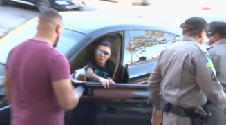 Cantor foi flagrado dormindo ao volante em avenida de Goiânia (Foto: Reprodução)