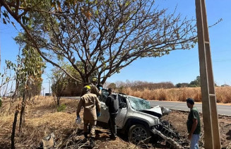 Veículo capota causando engarrafamento na BR-020