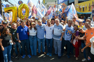Mais de 1.000 pessoas acompanham Décio em caminhada que contou com Bruno Peixoto e Tião Caroço
