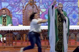 Momento em que o Padre Marcelo Rossi é empurrado de altar (Foto: Reprodução/YouTube Canção Nova)