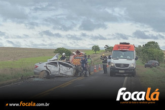 Bombeiros e SAMU prestam atendimento aos feridos no local do acidente (foto: divulgação CBMGO)