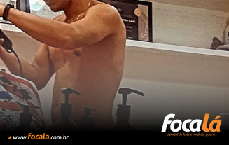 Barbearia nudista atrai homens e faz sucesso em São Paulo; conheça