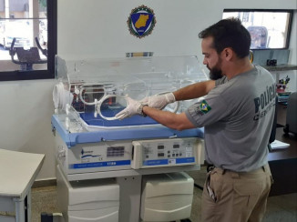 Peritos criminais fazem a retirada da incubadora da maternidade. (Foto: Divulgação/Polícia Científica)