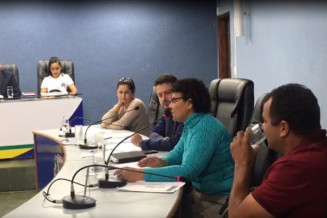 Vereadora Maria Rufino explica denúncia feita contra a exoneração de funcionários públicos em Rubiataba (Foto: Reprodução)