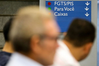 Clientes aguardam na fila para fazer saque do FGTS em agência bancária de Brasília (Foto: Marcelo Camargo / Agência Brasil)