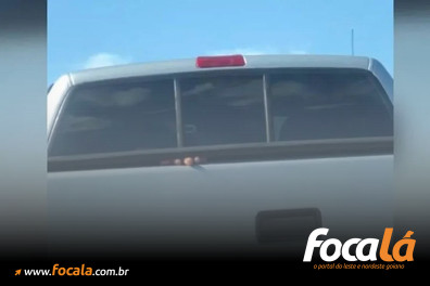 Homem sequestrado e colocado em carroceria de caminhonete é resgatado após fazer sinal com a mão