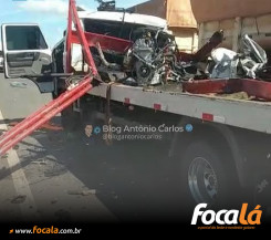 Caminhão guincho que transportava três veículos bate na traseira de carreta na GO-118