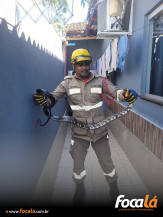 Corpo de Bombeiros captura cobra caninana no Jardim das Américas, em Formosa