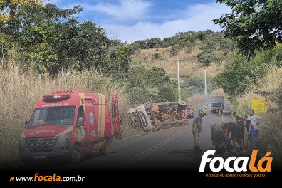 Caminhão carregado com palha tomba após atingir poste na GO-116, em Formosa