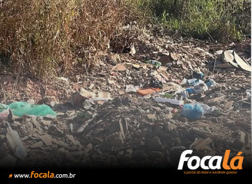 Descarte irregular transforma área do Setor Parque lixão a céu aberto