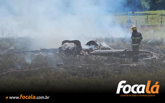 Avião de pequeno porte cai e pega fogo em fazenda de Goiás