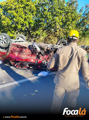 Batida entre dois carros na BR-020 deixa um morto e cinco feridos