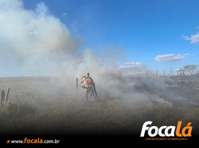 Corpo de Bombeiros combate incêndio em vegetação no Bairro Lagoa dos Santos, em Formosa