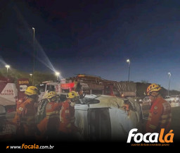 Duas pessoas ficam presas às ferragens após carro capotar na BR-020