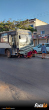 Motociclista fica ferida após acidente entre motocicleta e ônibus na Avenida Lagoa Feia, em Formosa