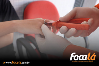 Mulher tem anel retirado do dedo por bombeiros após ficar preso em Formosa