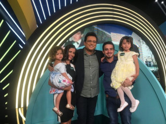 Antônio e Larissa com as filhas Emanuelly e Emilly ao lado do apresentador da TV Record (Foto: Arquivo Pessoal)